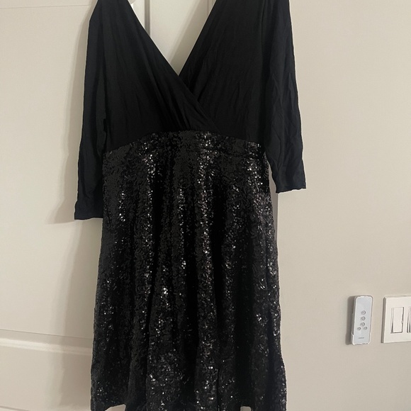 Black sequinned dress - Picture 1 of 1